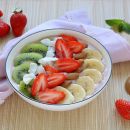 Nosso café da manhã de energia saudável favorito: tigela de smoothie com morangos, kiwi e banana!