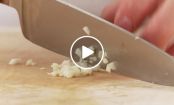 Vídeo dica: como picar dentes de alho como um chef!