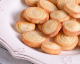 Você cai adorar estes biscoitos caseiros crocantes de cream cheese e baunilha!