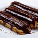 Éclairs de chocolate, doces franceses cheios de creme para uma sobremesa super deliciosa