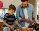 Habilidades básicas de cozinha que você pode ensinar aos seus filhos