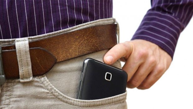 muita atenção para os perigos de se deixar o celular no bolso