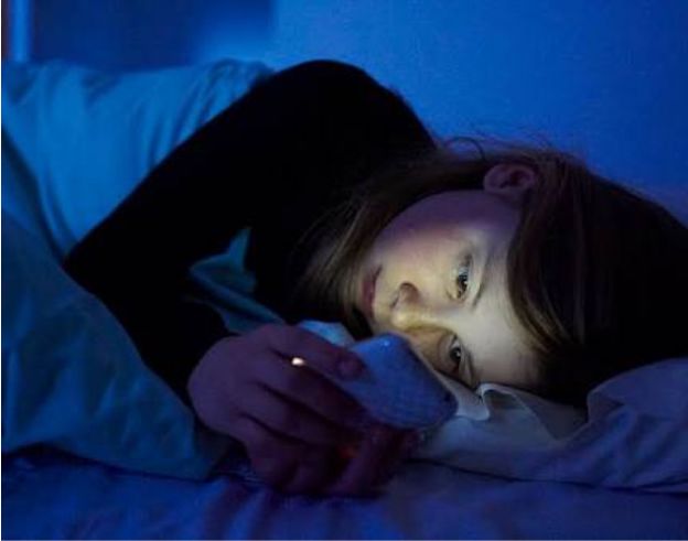 Uso de smartphones e tablets antes de dormir pode causar cegueira