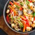 Espaguete com cogumelos, legumes e tofu crocante