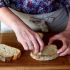 Esfregar o alho no pão