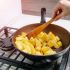 3. Cozinhe as batatas camada por camada