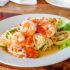 Salada de mamão verde com camarões marinados: Som Tam