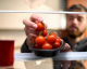 Você sabe por que nunca deve guardar tomates na geladeira?