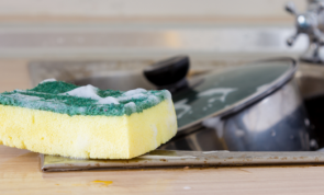 Estudo mostra quem é o vilão da cozinha e como evitar suas bactérias
