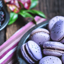 Macarons de amora: macios por dentro e crocantes por fora