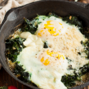 Ovos ao forno com espinafre, um prato fácil, completo e saudável!