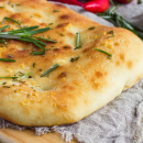 Rápida e fácil: como fazer uma focaccia italiana em 5 minutos