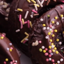 Receita de sonho: donuts cobertos com chocolate e confeitos