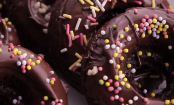 Receita de sonho: donuts cobertos com chocolate e confeitos