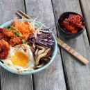 Bibimbap coreano com camarões, cogumelos e legumes.  Receita passo a passo