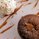 Muffins de chocolate com recheio de caramelo derretido, imperdíveis!