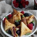 Triângulos de frutas vermelhas ao rum: você vai ficar fã desta sobremesa!