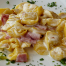 Tortellini panna e prosciutto: um autêntico prato italiano que sua família vai adorar