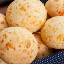 Dia do pão de queijo: comemore com esta receita prática de 3 ingredientes