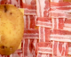 Batata assada recheada e coberta com uma trança de bacon