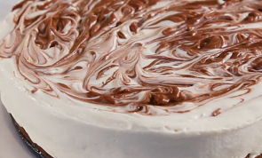 Cheesecake de chocolate marmorizado: elegante e gourmet