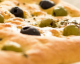 A Focaccia  com azeitonas mais macia e mais fácil que você já preparou!