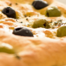 A Focaccia  com azeitonas mais macia e mais fácil que você já preparou!