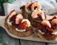 Bruschetta com camarão e salame picante