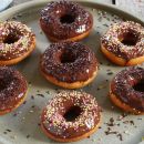 Donuts de chocolate caseiros com sabor melhor do que Dunkin'