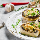 Cogumelos recheados com queijo e ervas, um delicioso segundo prato!