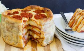 Bolo de Pizza: insólito, divertido e perfeito pra você fazer em família