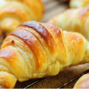 Croissant bem folhado e amanteigado para seu lanche da tarde