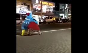 As ruas de Caldas Novas presenciaram uma cena hilária: uma luta entre Peppa Pig e Galinha Pintadinha