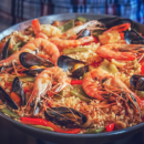 Tradicional Paella de frutos do mar pra fazer em casa e deliciar a família!