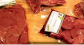 O líquido vermelho na carne não é sangue, aqui lhe explicamos o que é.