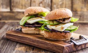 Halloumi Burger: suculentos, saudáveis e sem carne!