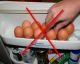 Você sabe porque nunca deve guardar ovos na porta da geladeira?