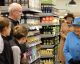 A RAINHA ELIZABETH e a família real fazem COMPRAS em SUPERMERCADO!