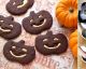 Entre no clima do Halloween com cookies de abóbora baratos!