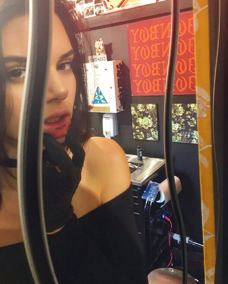 KENDALL JENNER fez uma TATUAGEM no rosto...
