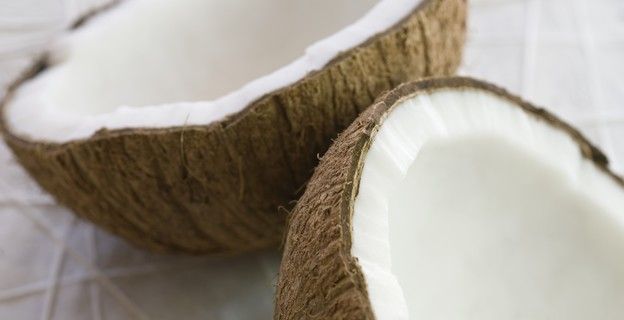 Percer des noix de coco