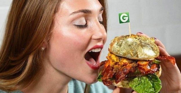 Uma cliente tentando morder o Glamburger