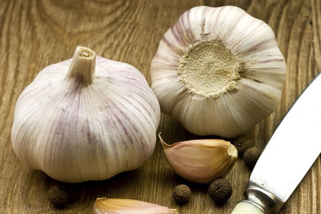 5 cheiros que grudam nas mãos quando cozinhamos - alho