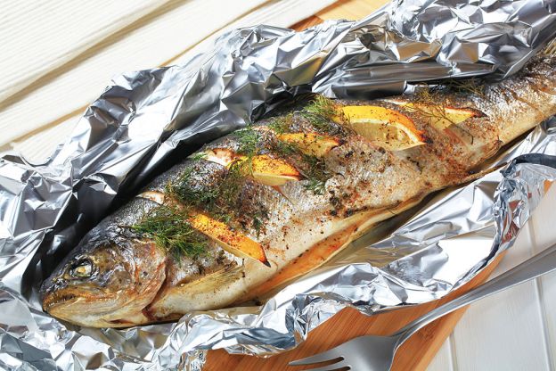 5 cheiros que grudam nas mãos quando cozinhamos - peixe