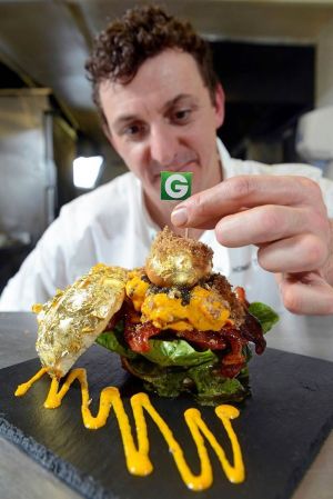 O chef Cris Large e o caviar Beluga no Glamburger