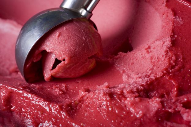 Uma equipe de cientistas escoceses que descobriu um ingrediente que não só faz com que sorvetes em geral derretam mais lentamente, quanto os torna menos calóricos!