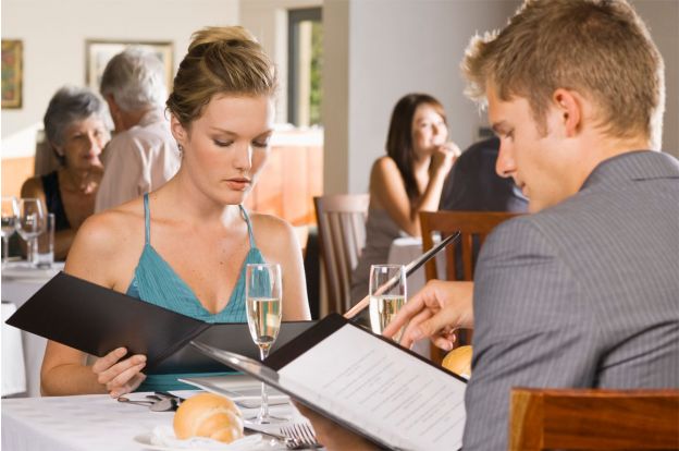 5 maneiras de irritar uma mulher no restaurante