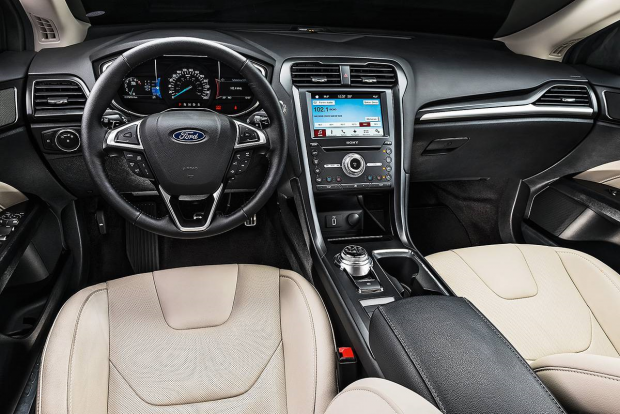 O que acontece ao engatar marcha ré com o carro em movimento?