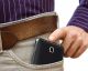 Se você for homem, muita atenção para os perigos de se deixar o celular no bolso