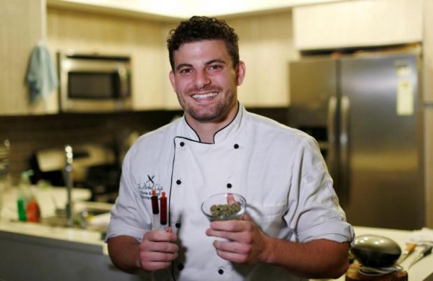 A alta gastronomia do chef americano, Chris Sayeghm, tem um ingrediente especial: MACONHA